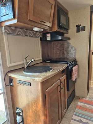 2016 LANCE 1575 TRAVEL TRAILER photo 5