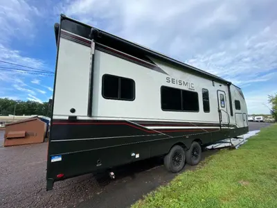 2027 Jayco Seismic photo 12