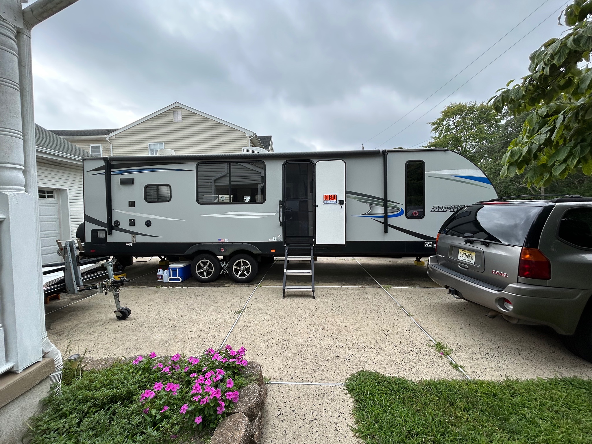 2020 FOREST RIVER CHEROKEE ALPHA WOLF exterior