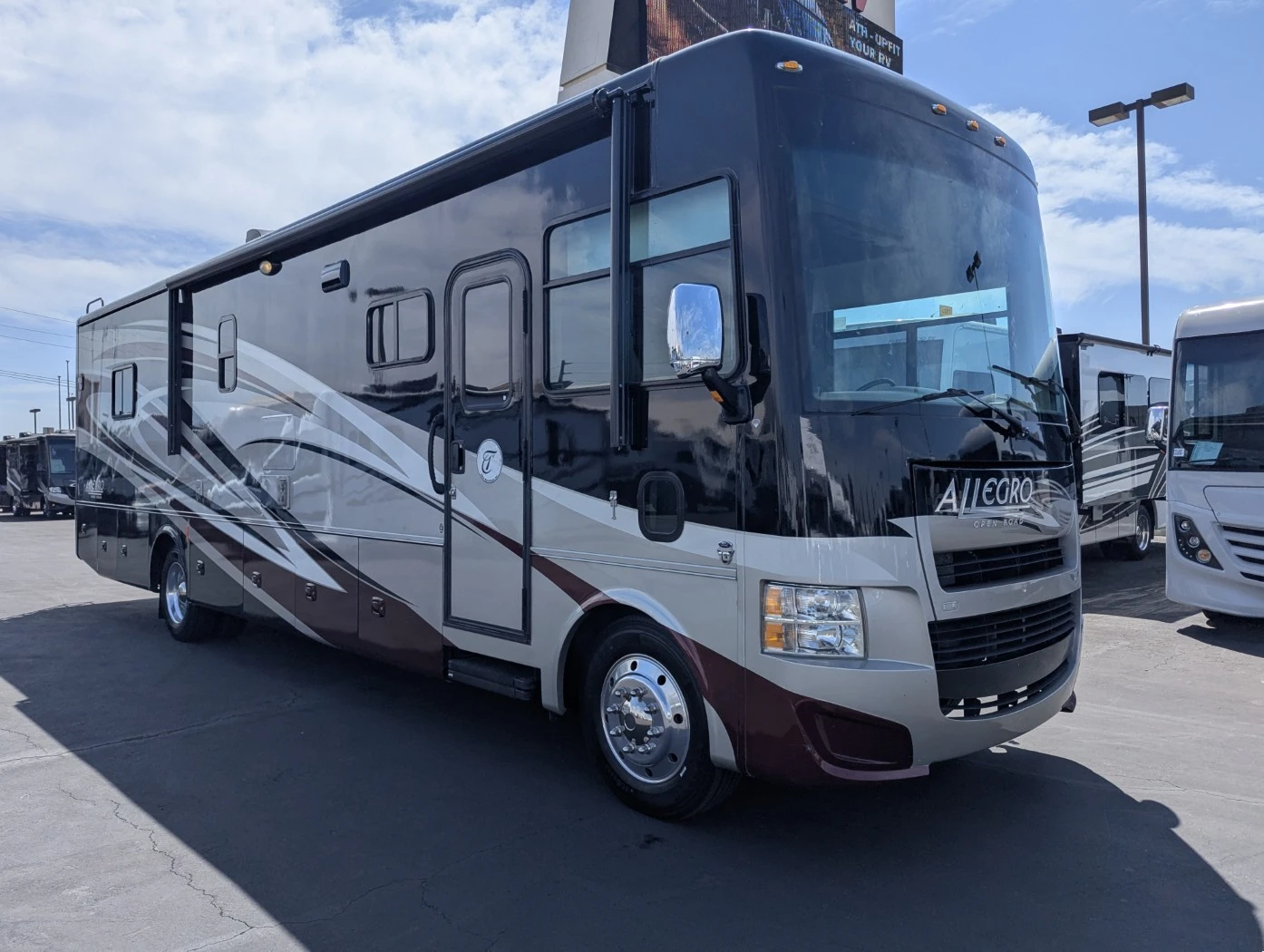 2014 Tiffin Motorhomes Allegro exterior