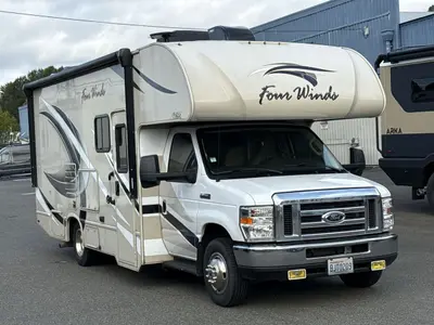 2018 Thor Motor Coach Four Winds photo 3