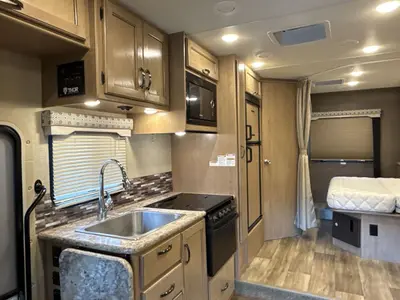 2018 Thor Motor Coach Four Winds photo 29