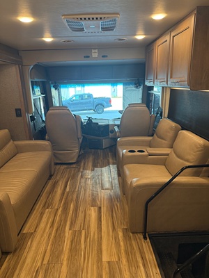 2022 THOR MOTOR COACH PALAZZO photo 3