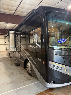 2022 THOR MOTOR COACH PALAZZO photo 2