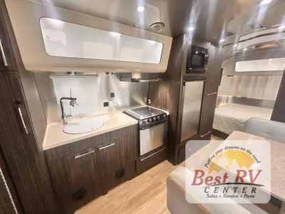 2017 Airstream International Signature photo 10
