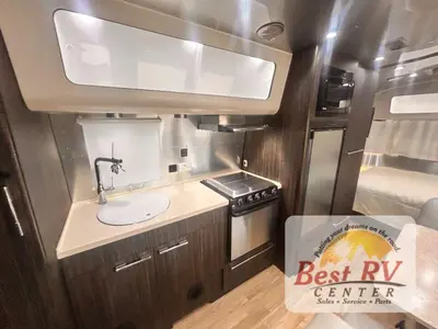 2017 Airstream International Signature photo 15