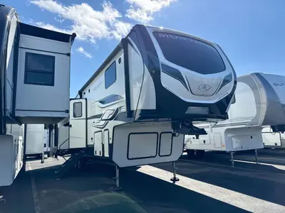 2022 Keystone Montana photo 3