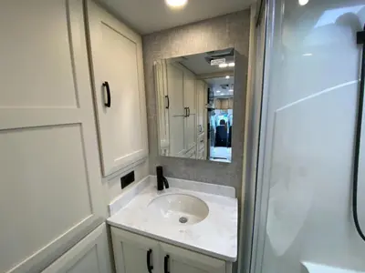 2025 Tiffin Motorhomes Midas photo 37