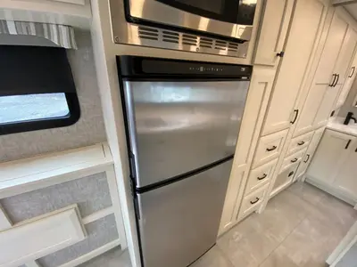 2025 Tiffin Motorhomes Midas photo 27