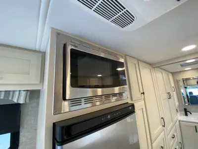 2025 Tiffin Motorhomes Midas photo 26