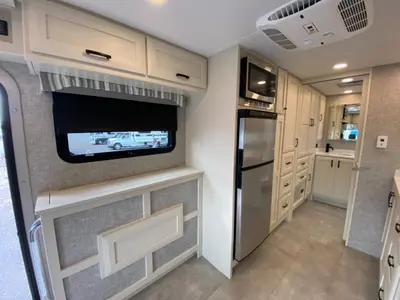 2025 Tiffin Motorhomes Midas photo 16