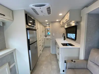 2025 Tiffin Motorhomes Midas photo 15