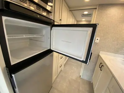 2025 Tiffin Motorhomes Midas photo 28