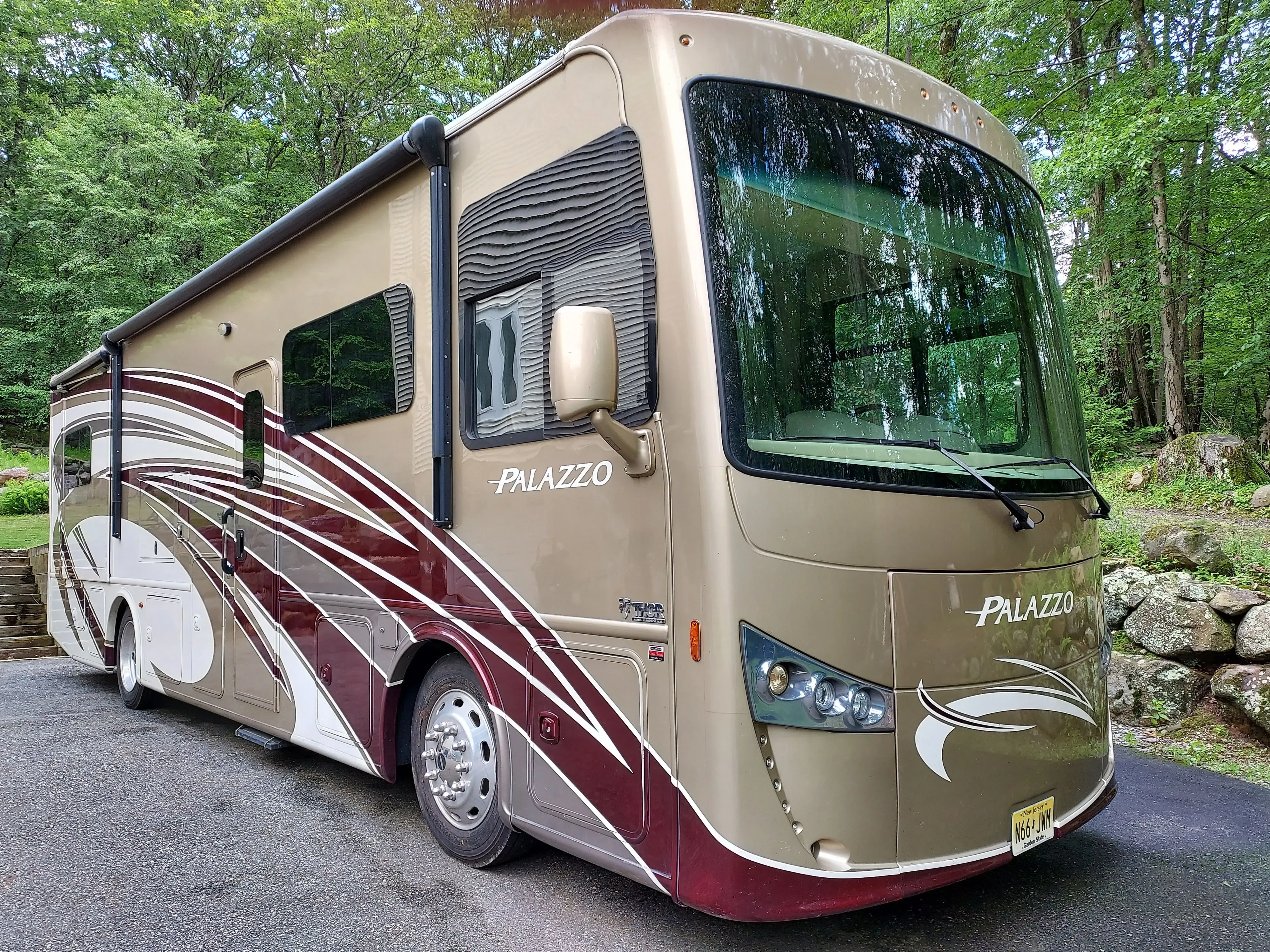 2017 THOR MOTOR COACH PALAZZO exterior