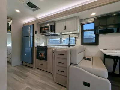 2027 Thor Motor Coach Omni photo 25