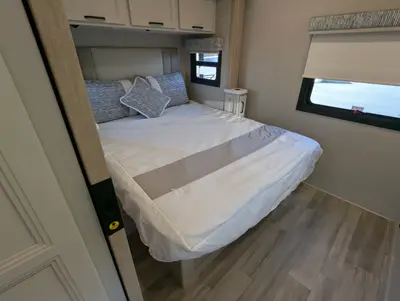 2027 Thor Motor Coach Omni photo 35