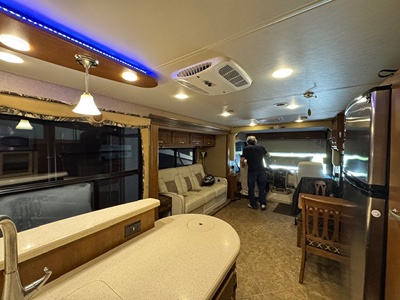 2015 THOR MOTOR COACH CHALLENGER photo 16