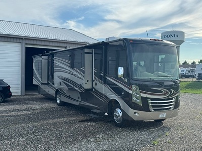 2015 THOR MOTOR COACH CHALLENGER photo 2