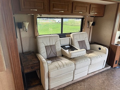 2015 THOR MOTOR COACH CHALLENGER photo 9