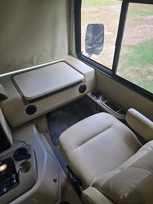 2015 THOR MOTOR COACH CHALLENGER photo 15