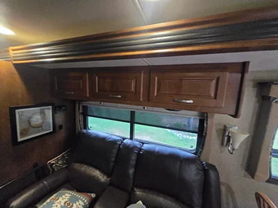2015 THOR MOTOR COACH CHALLENGER photo 5