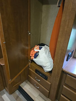 2015 THOR MOTOR COACH CHALLENGER photo 7