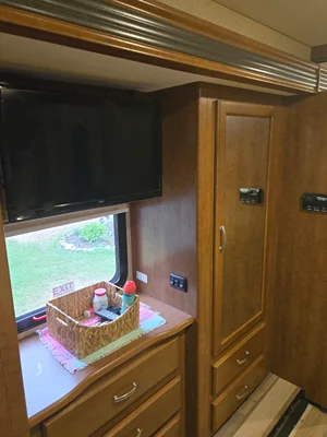 2015 THOR MOTOR COACH CHALLENGER photo 32