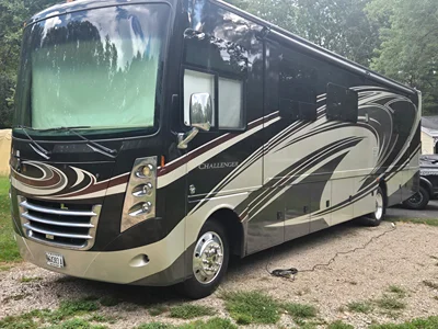 2015 THOR MOTOR COACH CHALLENGER photo 8