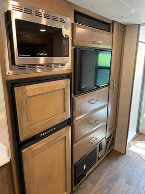 2022 TIFFIN MOTORHOMES WAYFARER photo 2
