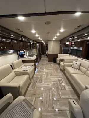 2017 THOR MOTOR COACH VENETIAN photo 3