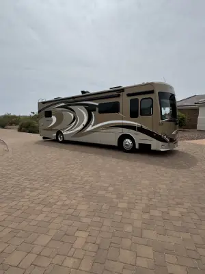 2017 THOR MOTOR COACH VENETIAN photo 2