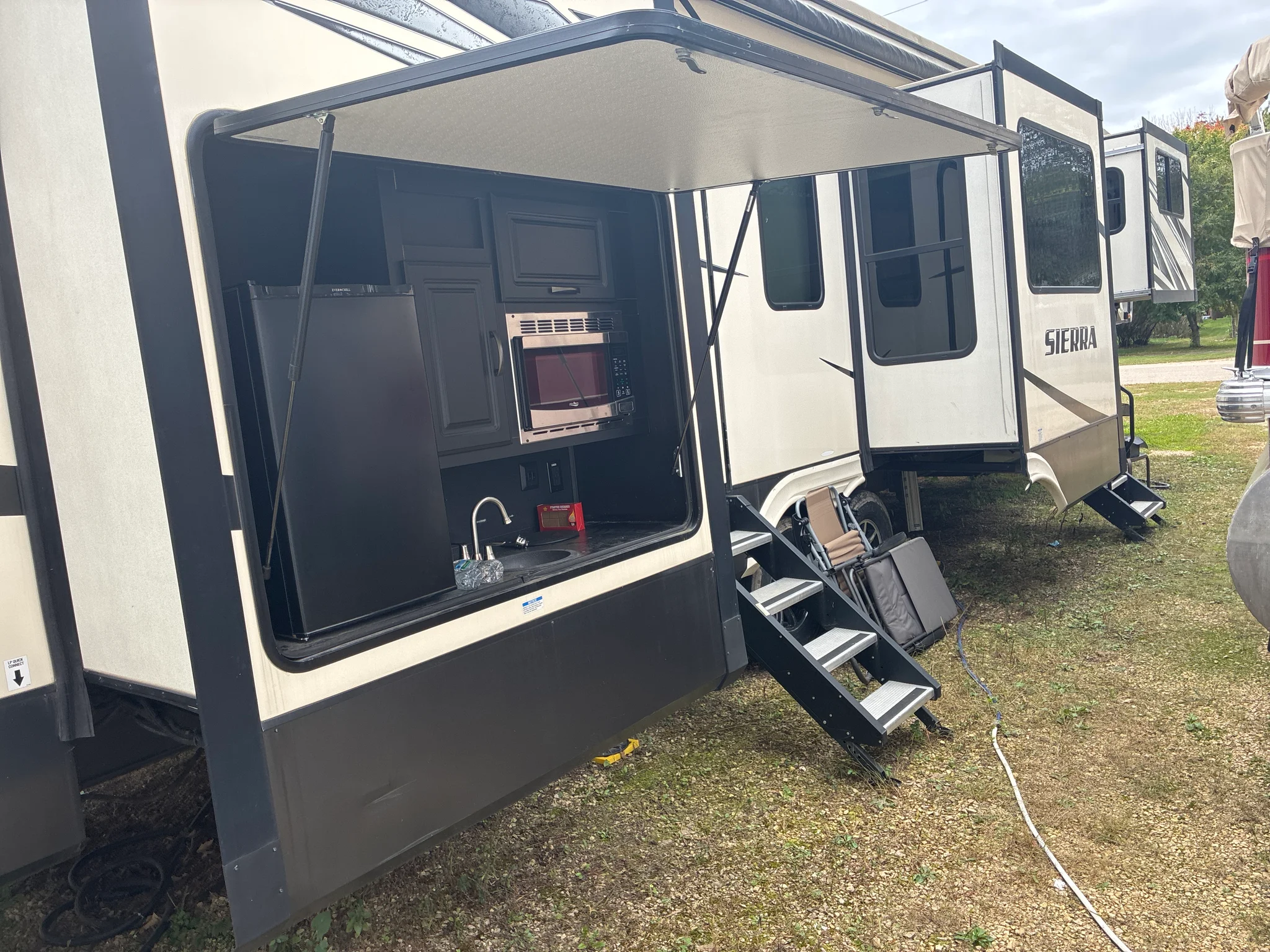 2019 FOREST RIVER SIERRA exterior