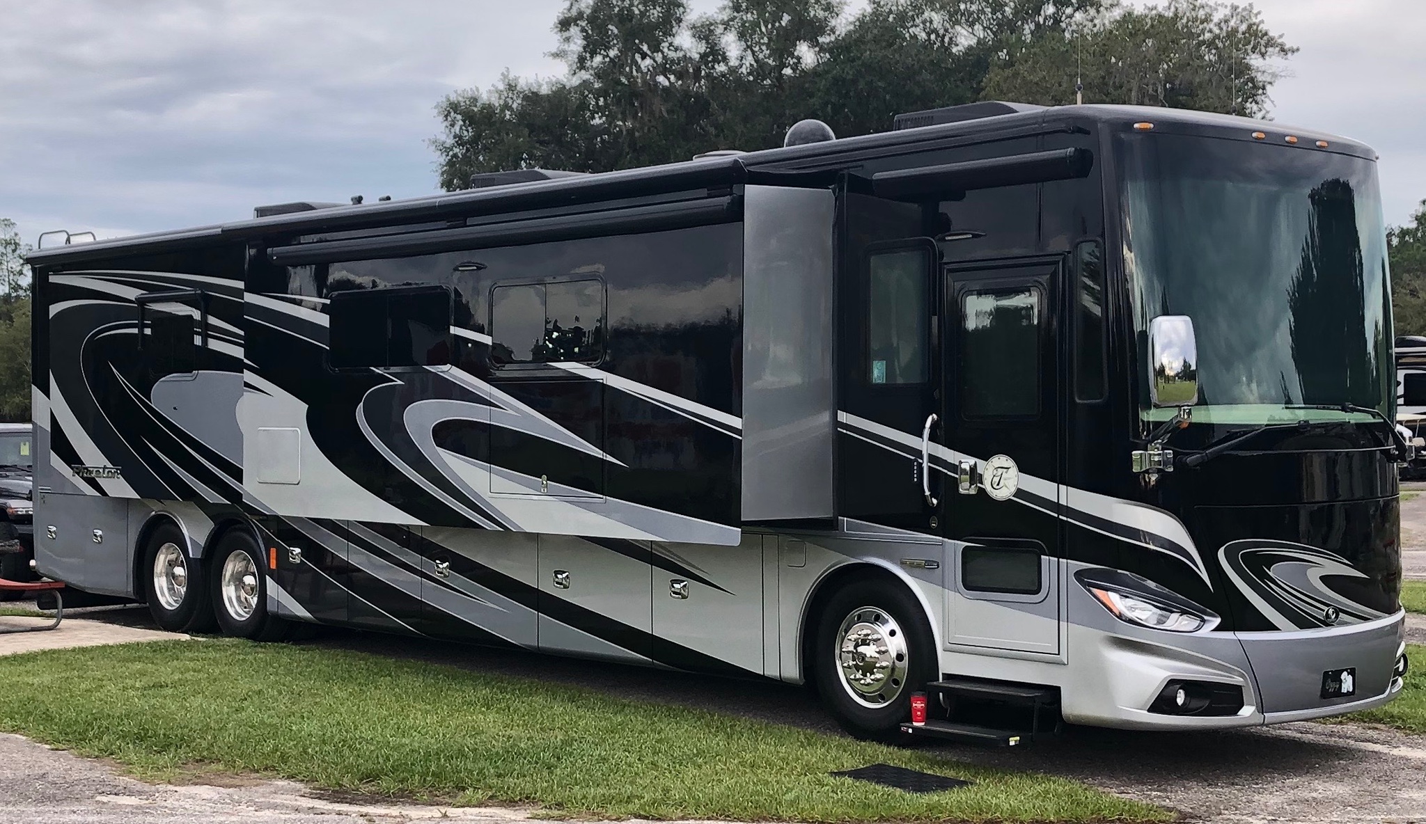 2016 TIFFIN MOTORHOMES PHAETON exterior