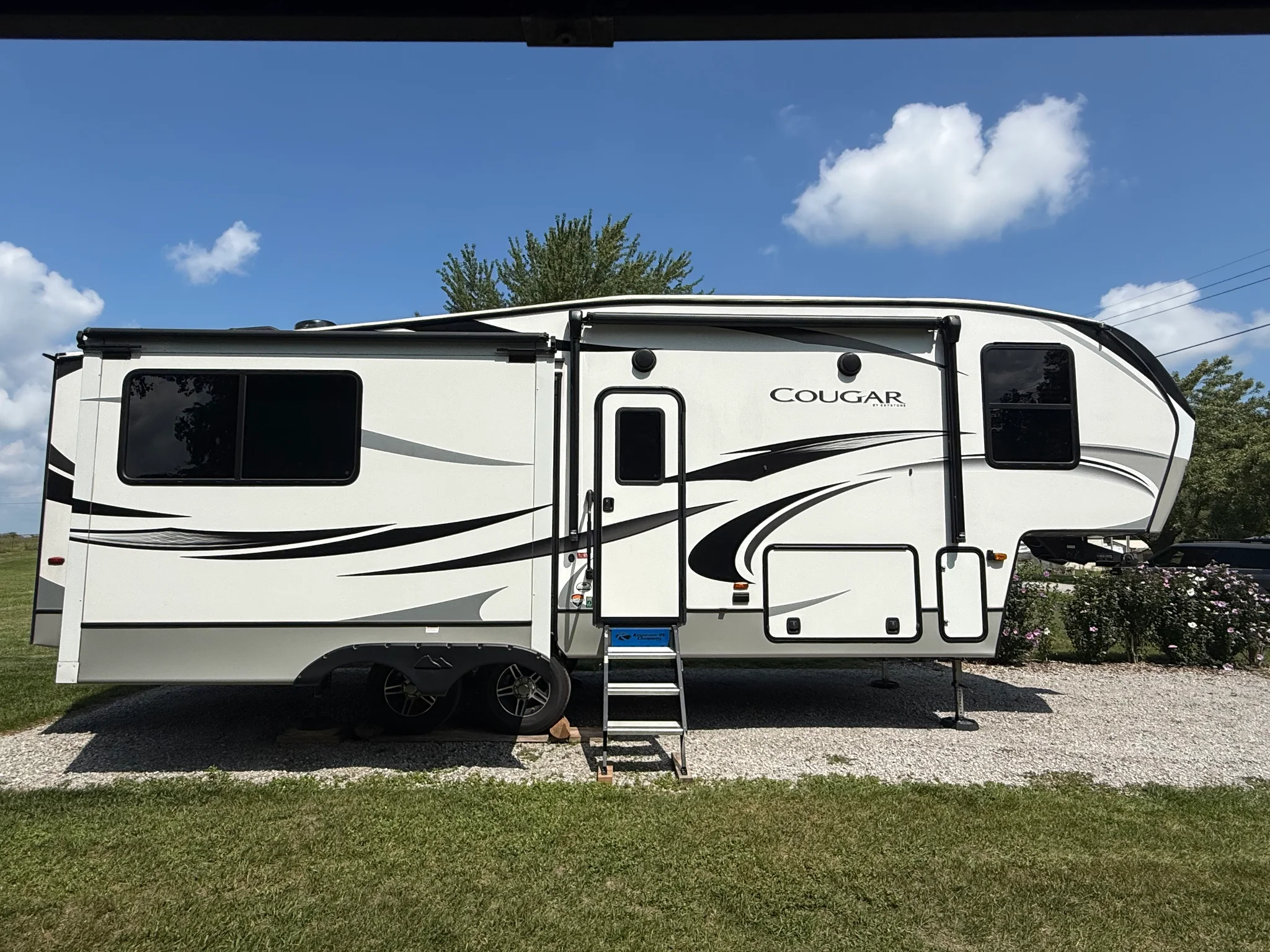 2021 KEYSTONE COUGAR HALF-TON exterior
