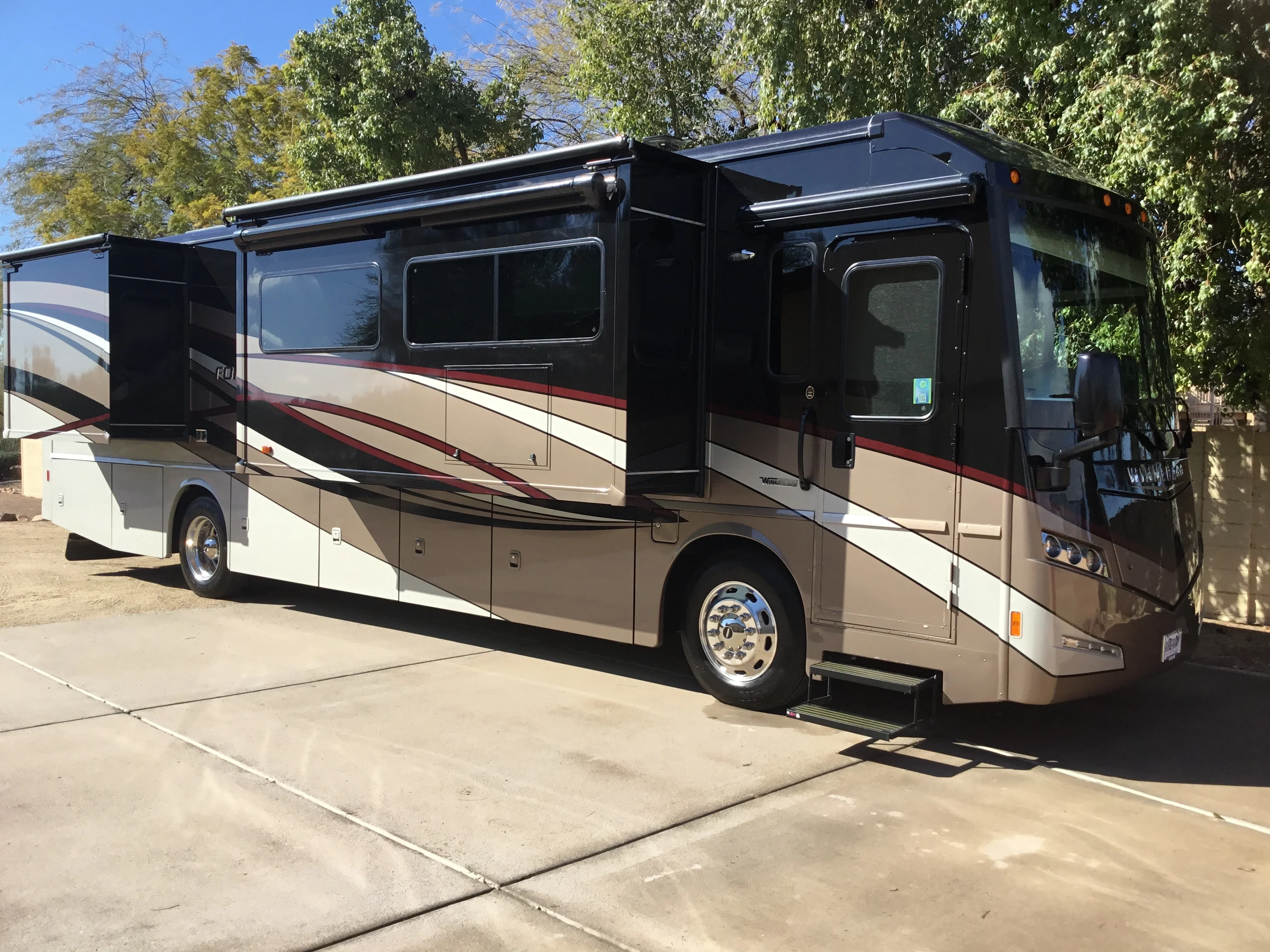 2017 WINNEBAGO FORZA exterior