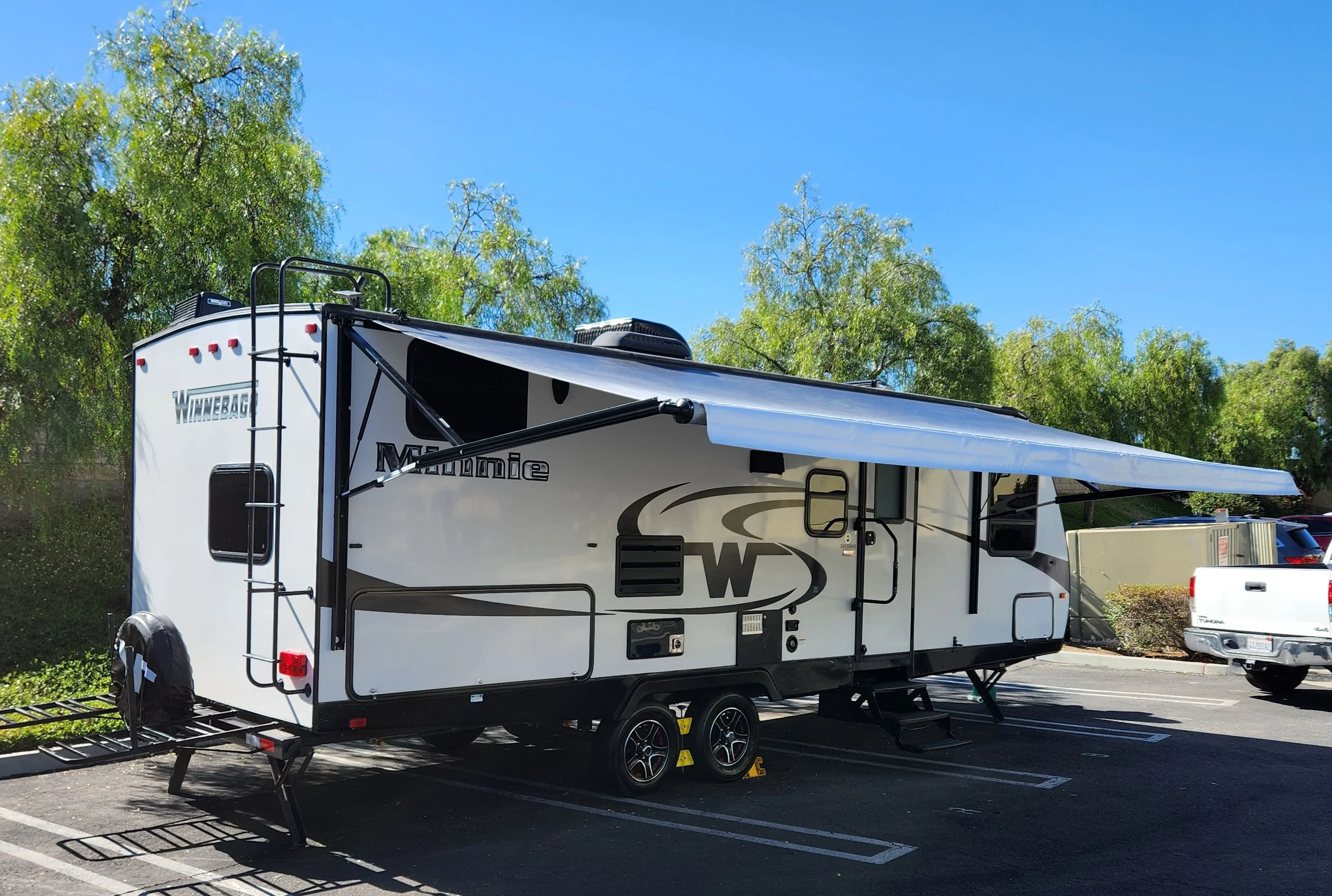 2017 WINNEBAGO MINNIE exterior