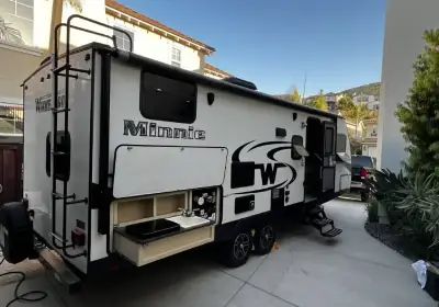 2017 WINNEBAGO MINNIE photo 3