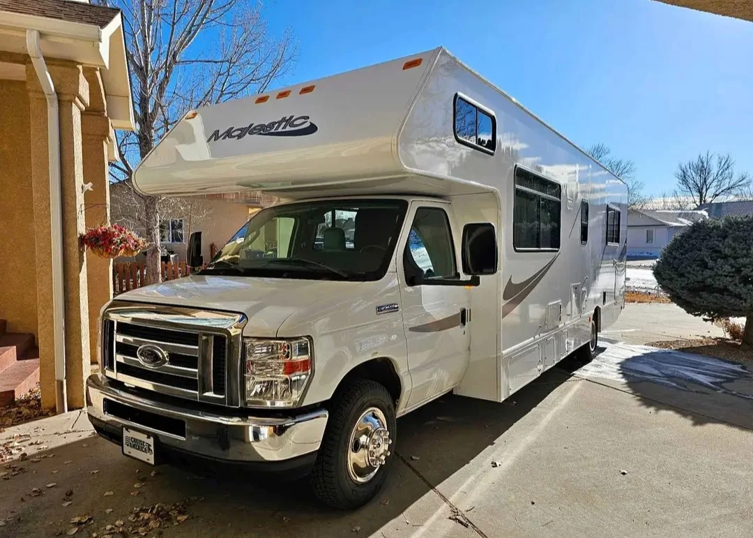 2019 THOR MOTOR COACH FOUR WINDS MAJESTIC exterior