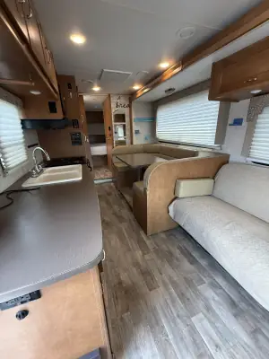 2017 WINNEBAGO MINNIE WINNIE photo 3
