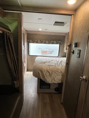 2017 FOREST RIVER SUNSEEKER photo 10