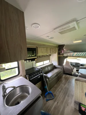 2017 FOREST RIVER SUNSEEKER photo 17