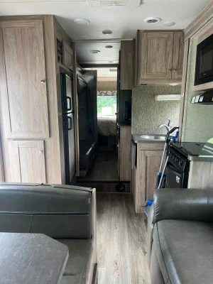 2017 FOREST RIVER SUNSEEKER photo 8