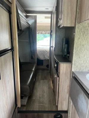 2017 FOREST RIVER SUNSEEKER photo 4