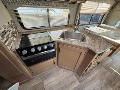 2019 Thor Motor Coach Freedom Elite photo 17