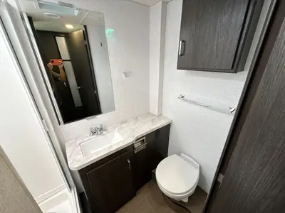 2027 Winnebago Suncruiser photo 38