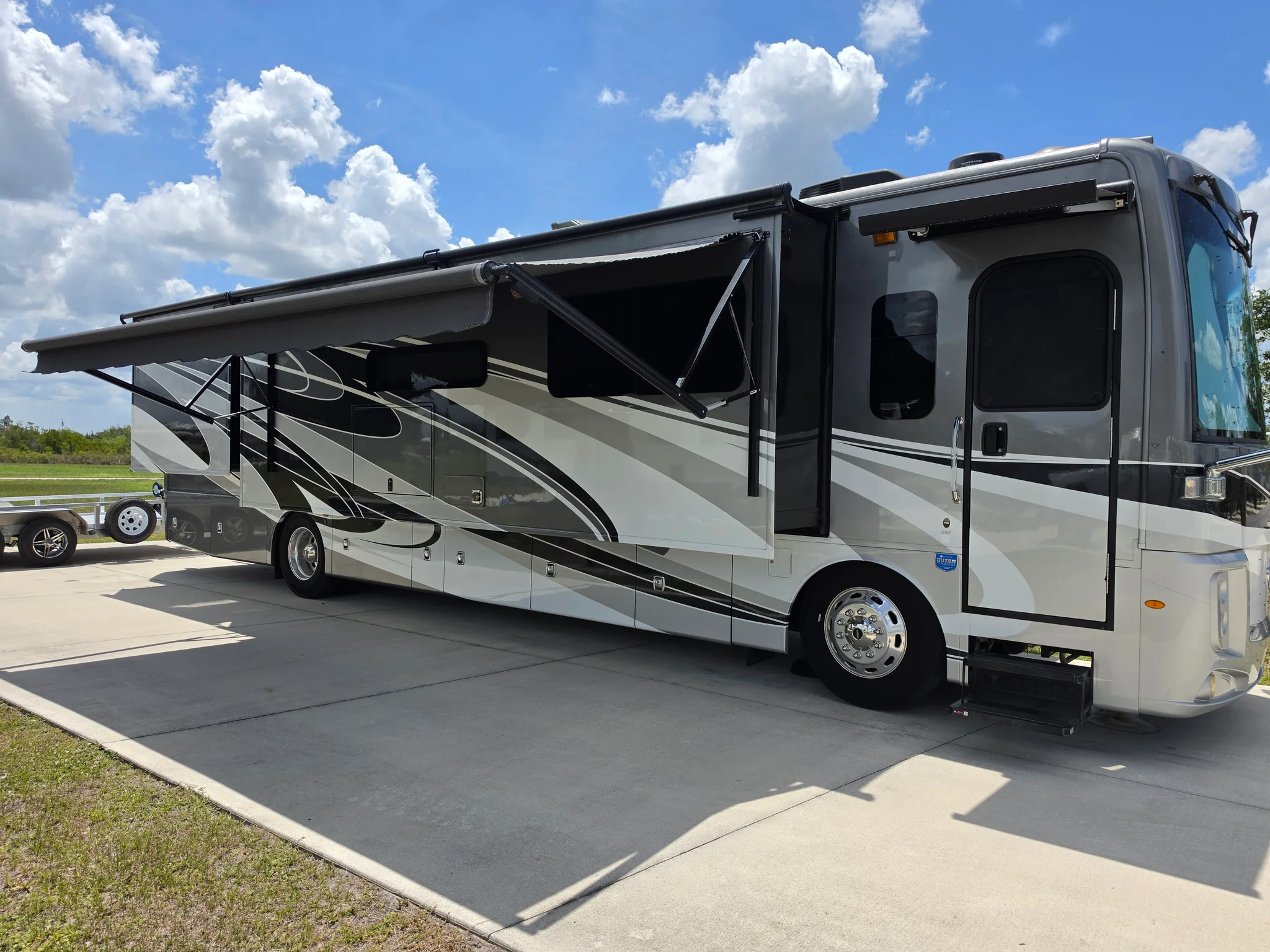 2021 HOLIDAY RAMBLER NAVIGATOR exterior