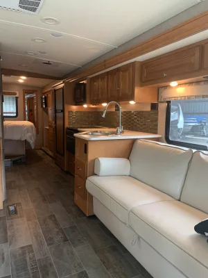 2019 WINNEBAGO VISTA photo 2