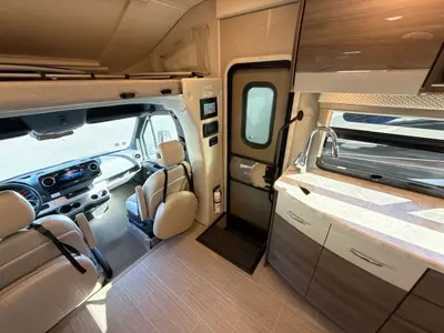 2021 Thor Motor Coach Tiburon photo 12