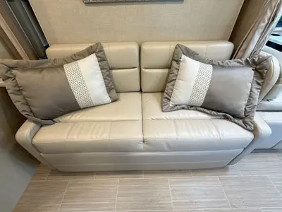 2021 Thor Motor Coach Tiburon photo 32