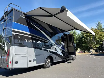 2021 Thor Motor Coach Tiburon photo 21